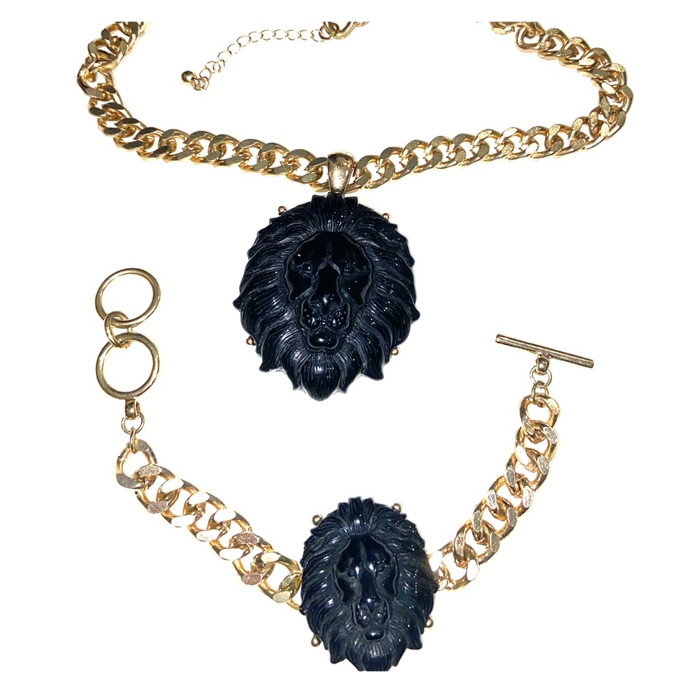 Gold link black acrylic lion head set.